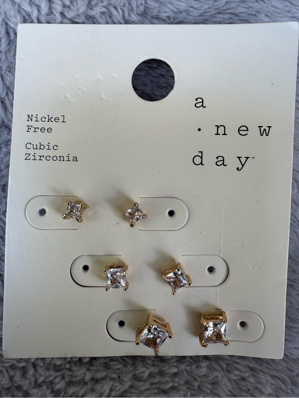 Lot of 4 A New Day Gold Toned Jewelry Heart Charm Short Necklace & Trio Studs - Picture 5 of 7